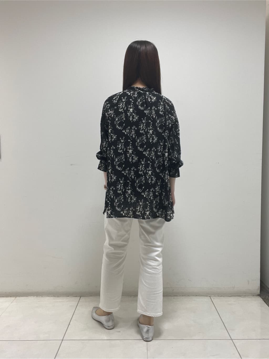 mさんの「INDIVI｜【モノトーン小花柄／シャーリング素材】ボリューム袖エアリーブラウス」を使ったコーディネート