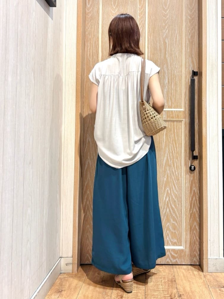 meiさんの「SHOO･LA･RUE｜【S-LL/洗濯後しわになりにくい】上品にきれい見え スラブギャザーブラウス」を使ったコーディネート