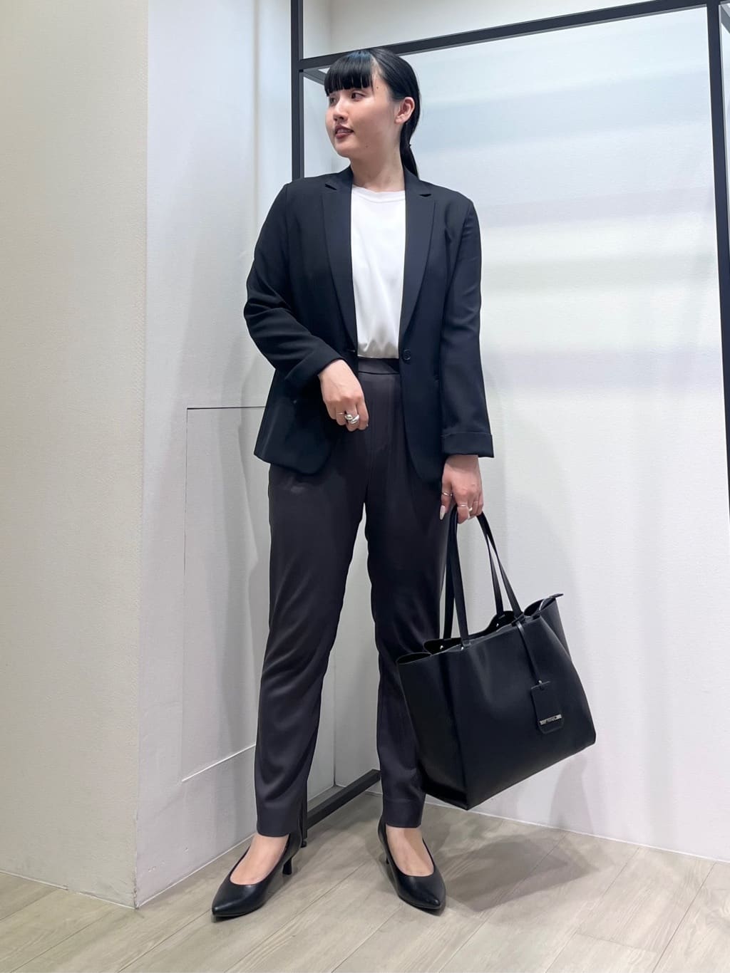hasuさんの「INDIVI｜【パンツ人気1位／褒められパンツ／洗える】ウエストゴムタックテーパードパンツ」を使ったコーディネート