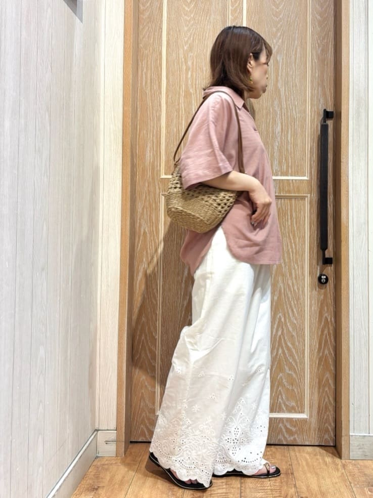 meiさんの「SHOO･LA･RUE｜【S-LL/UV/接触冷感/抗菌防臭】体型を自然にカバー フレンチリネンブレンド襟付ドルマンシャツ」を使ったコーディネート