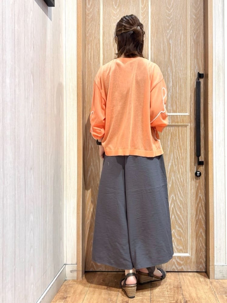 meiさんの「SHOO･LA･RUE｜【S-LL/ひんやり】さらっとタッチできれい見え ピンタックスカーチョ」を使ったコーディネート