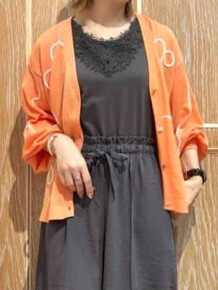 meiさんの「SHOO･LA･RUE｜【S-LL/ひんやり】さらっとタッチできれい見え ピンタックスカーチョ」を使ったコーディネート