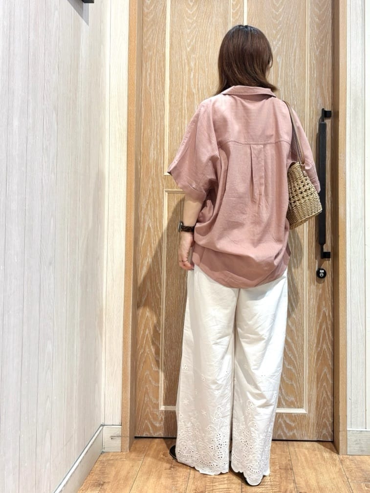 meiさんの「SHOO･LA･RUE｜【S-LL/UV/接触冷感/抗菌防臭】体型を自然にカバー フレンチリネンブレンド襟付ドルマンシャツ」を使ったコーディネート