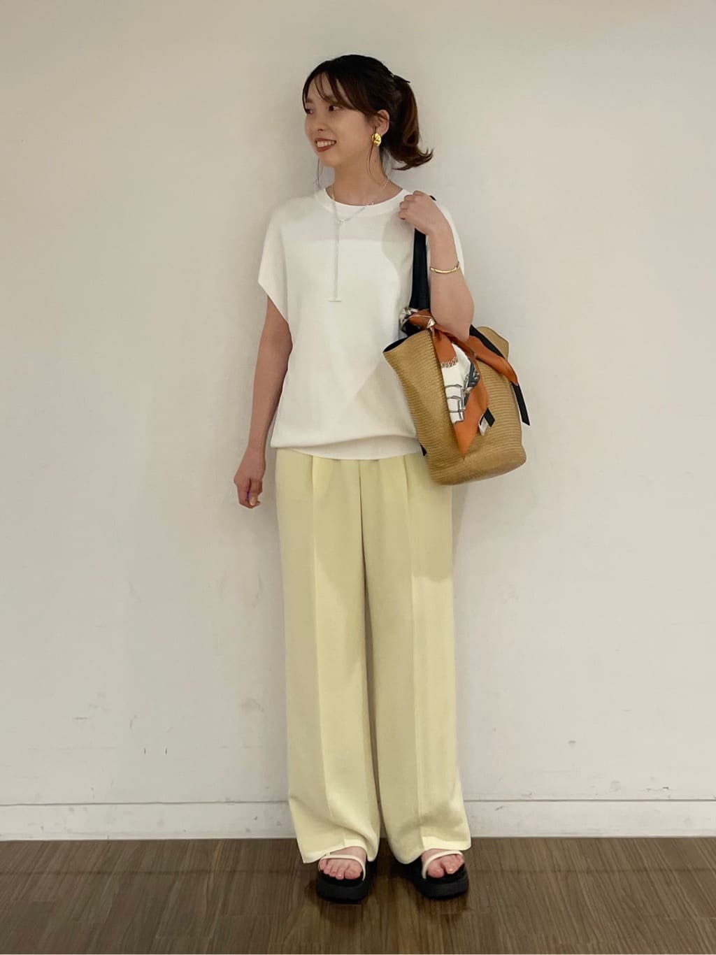 ねねさんの「INDIVI｜【60cm四方】スクエアスカーフ」を使ったコーディネート