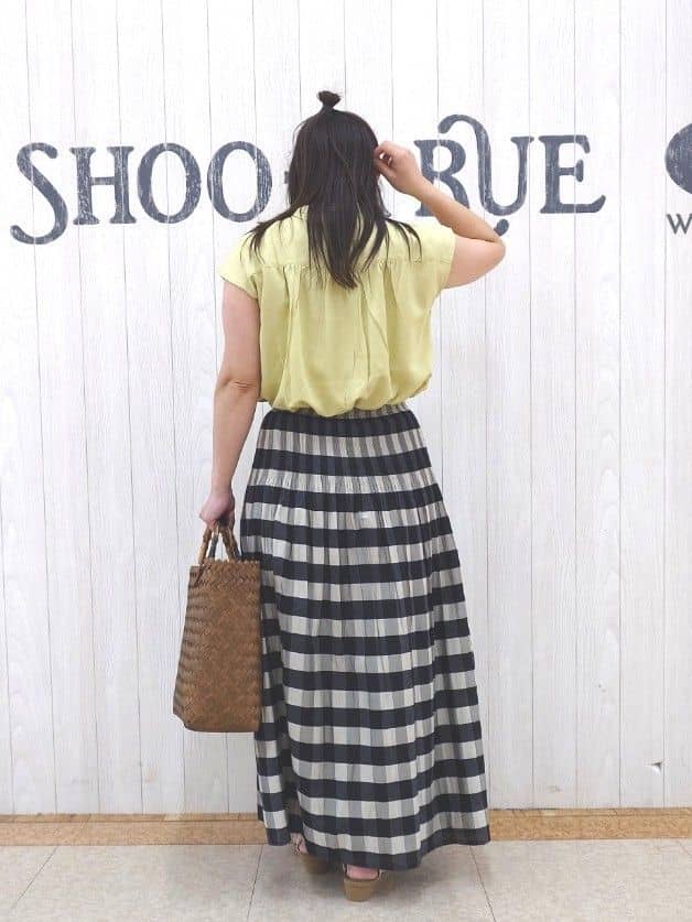 とろろさんの「SHOO･LA･RUE｜【S-LL/洗濯後しわになりにくい】上品にきれい見え スラブギャザーブラウス」を使ったコーディネート