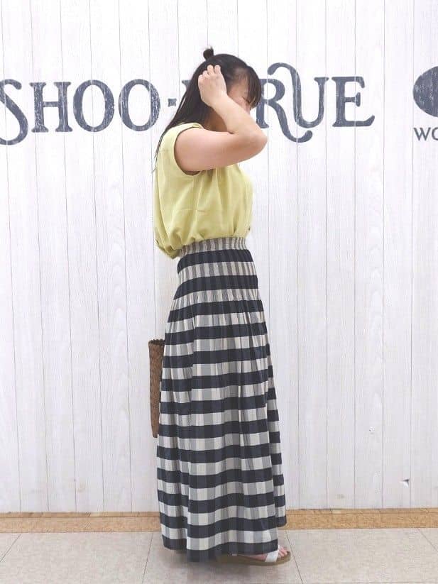 とろろさんの「SHOO･LA･RUE｜【S-LL/洗濯後しわになりにくい】上品にきれい見え スラブギャザーブラウス」を使ったコーディネート