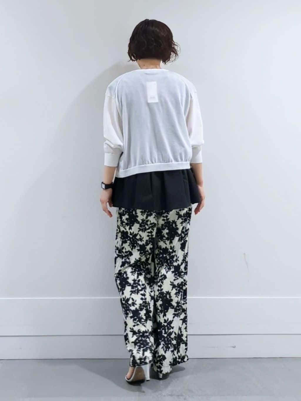ミズタさんの「UNTITLED｜【ウエストゴム/ワイド/柄】モノトーンフラワーパンツ」を使ったコーディネート
