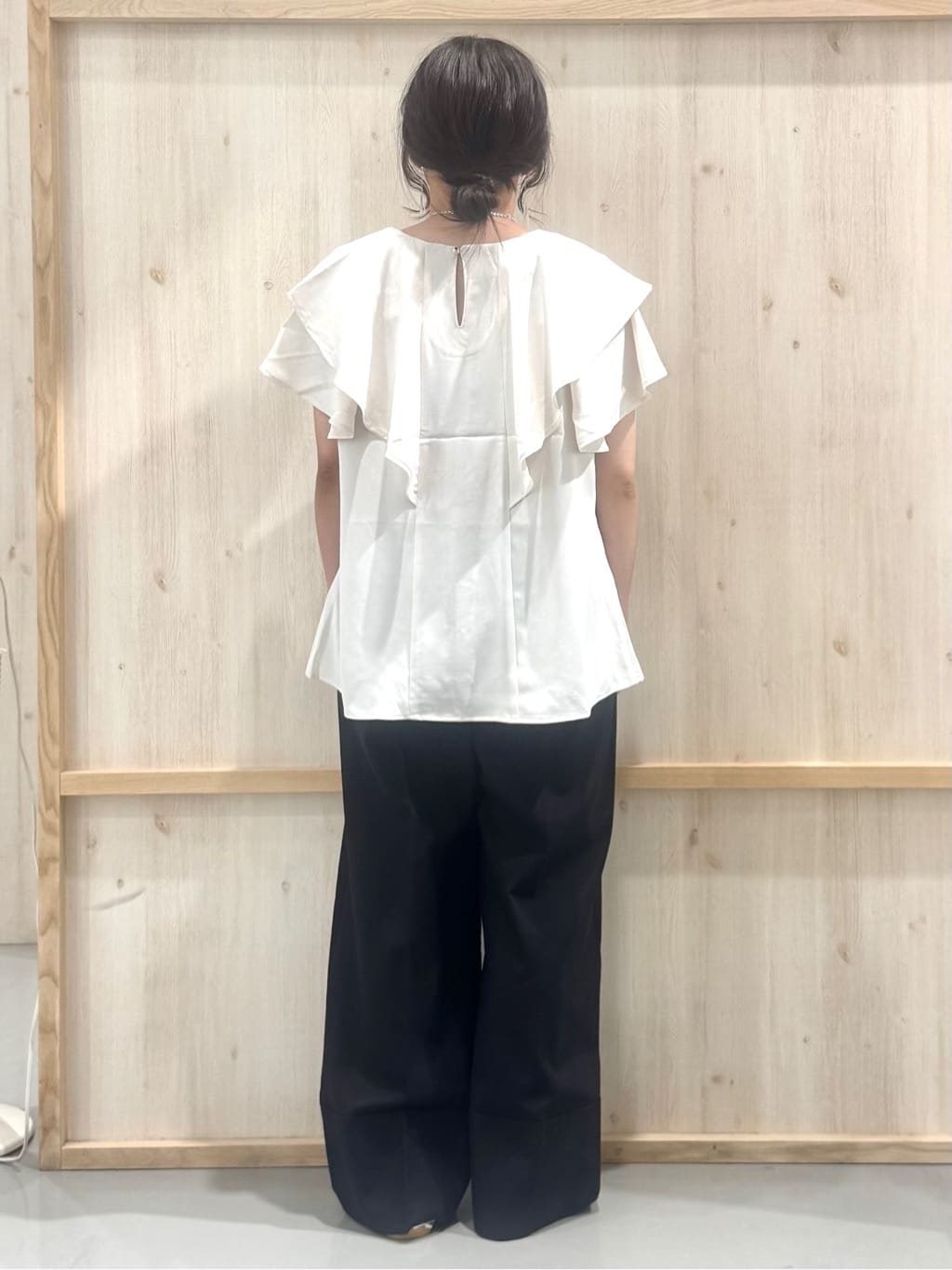 nanaさんの「THE SHOP TK｜【ONOFF活躍】フリルデザインブラウス/セットアップ可」を使ったコーディネート