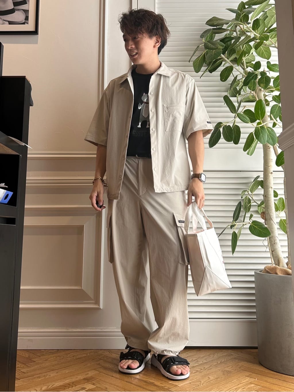須田　慎二郎さんの「DRESSTERIOR｜◆【セットアップ可】2WAYストレッチ ワイドカーゴパンツ」を使ったコーディネート