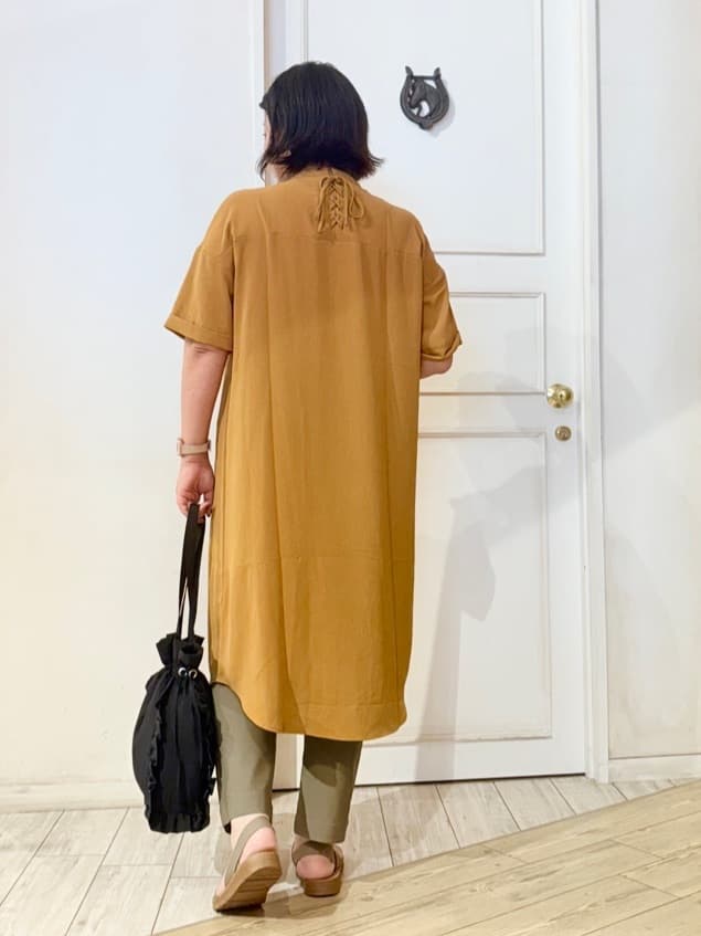 haruさんの「SHOO･LA･RUE｜【S-LL/洗濯後しわになりにくい/体型カバー】後ろ姿もサマになる バックレースアップチュニック」を使ったコーディネート