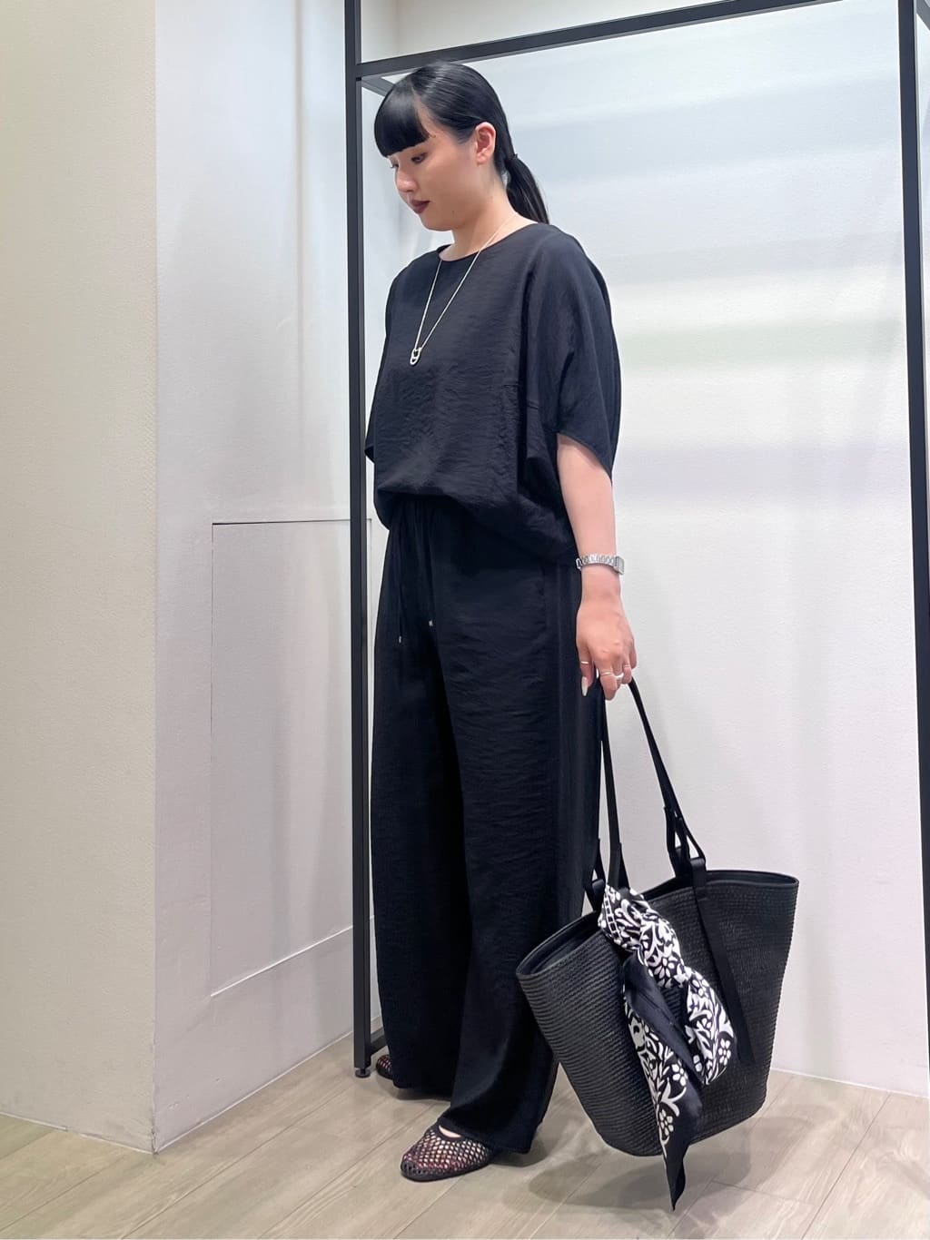 hasuさんの「INDIVI｜【洗える／UVケア／SETUP可能】ドロストワイドパンツ」を使ったコーディネート