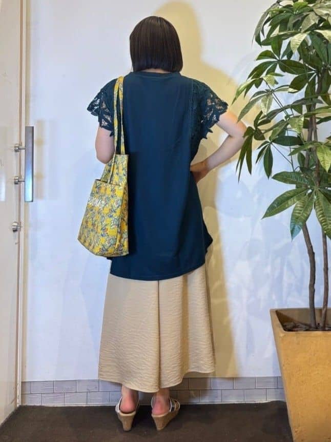 TOWAさんの「SHOO･LA･RUE｜【S-LL/ひんやり】さらっとタッチできれい見え ピンタックスカーチョ」を使ったコーディネート