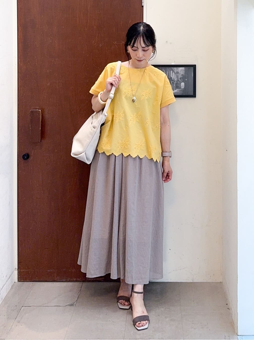 𝐇𝐢𝐫𝐨𝐦𝐢さんの「SHOO･LA･RUE｜【洗える/S-LL】インせず着られる さらっと大人上品 刺繍トップス」を使ったコーディネート