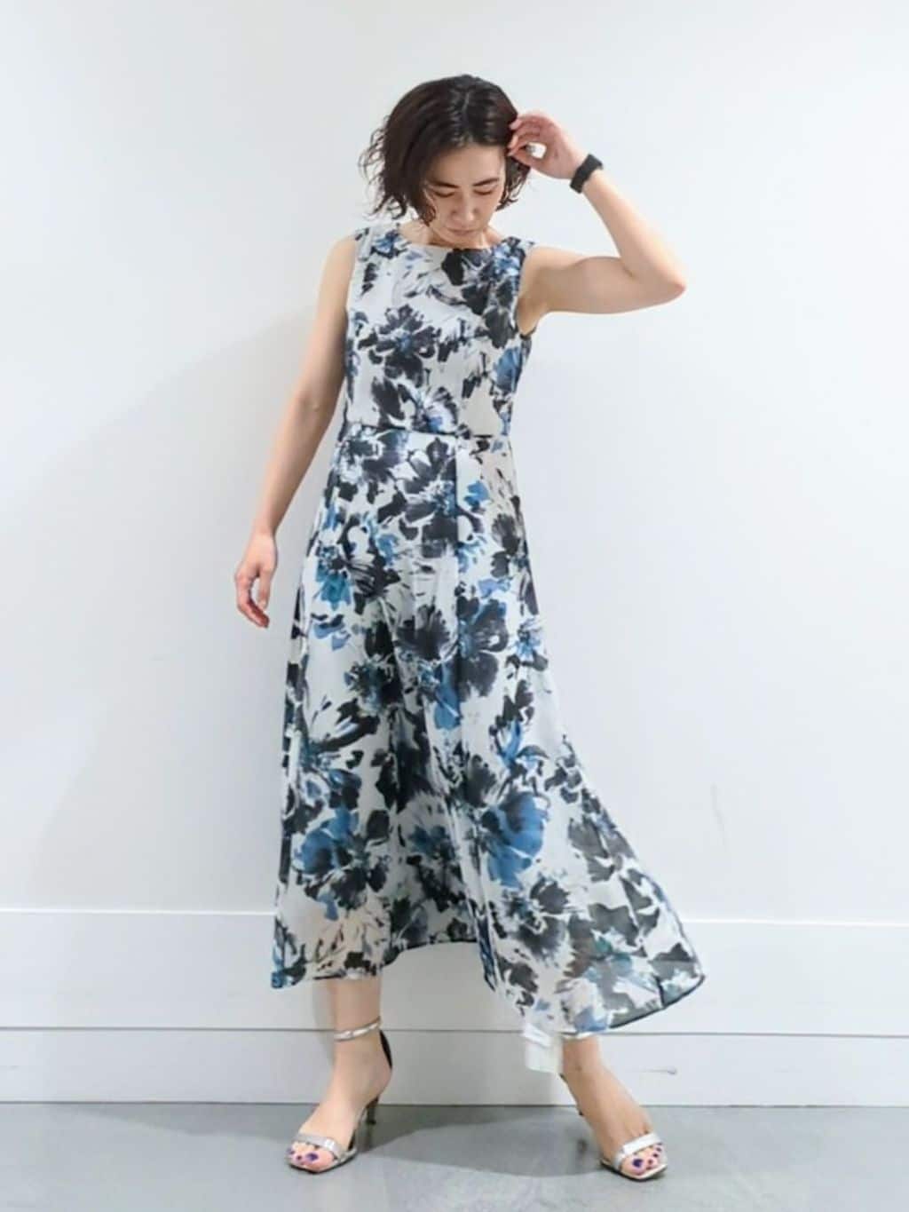ミズタさんの「UNTITLED｜【シアー/エレガント/花柄/夏ワンピ】ペイントフラワーワンピース」を使ったコーディネート