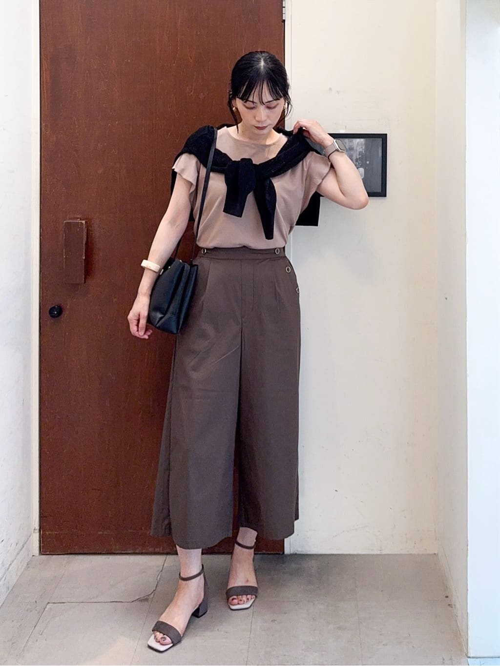 𝐇𝐢𝐫𝐨𝐦𝐢さんの「SHOO･LA･RUE｜キラッと光るラメとスパンコールが印象的 メッシュカーディガン」を使ったコーディネート
