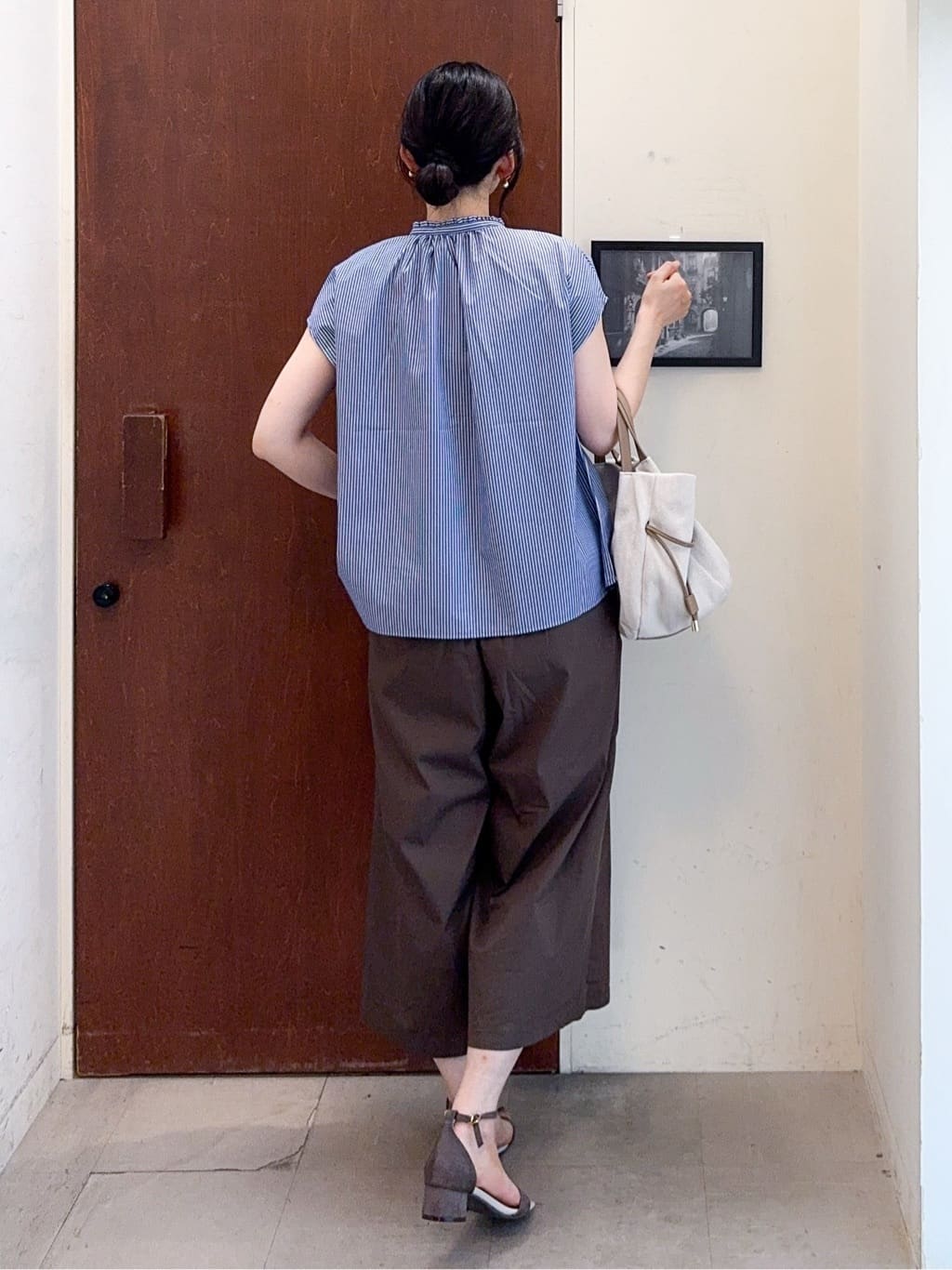 𝐇𝐢𝐫𝐨𝐦𝐢さんの「SHOO･LA･RUE｜【洗える/S-LL】プチフリル襟が女性らしい フレンチスリーブシャツ」を使ったコーディネート