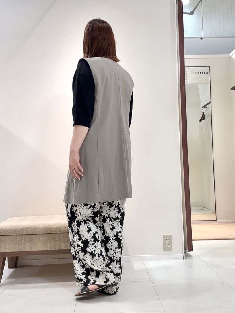 YUIさんの「UNTITLED｜【ウエストゴム/ワイド/柄】モノトーンフラワーパンツ」を使ったコーディネート