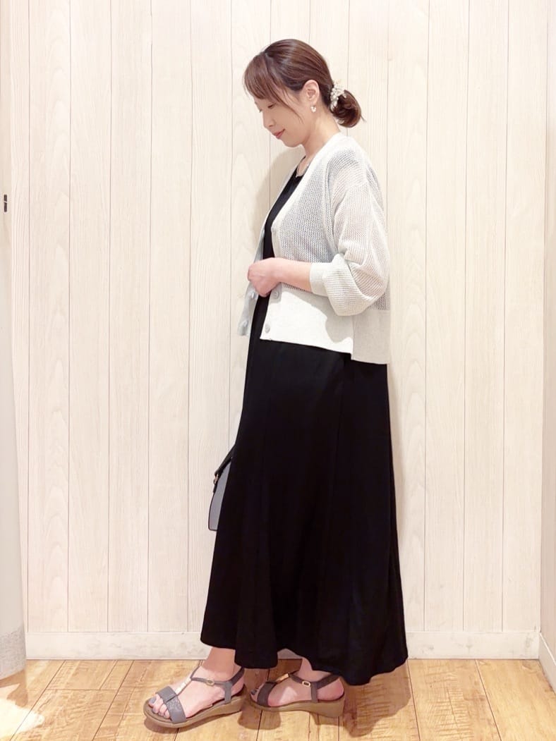 あいこさんの「SHOO･LA･RUE｜【S-LL/ひんやり】切替ラインですっきりと 1枚で着られるロングワンピース」を使ったコーディネート
