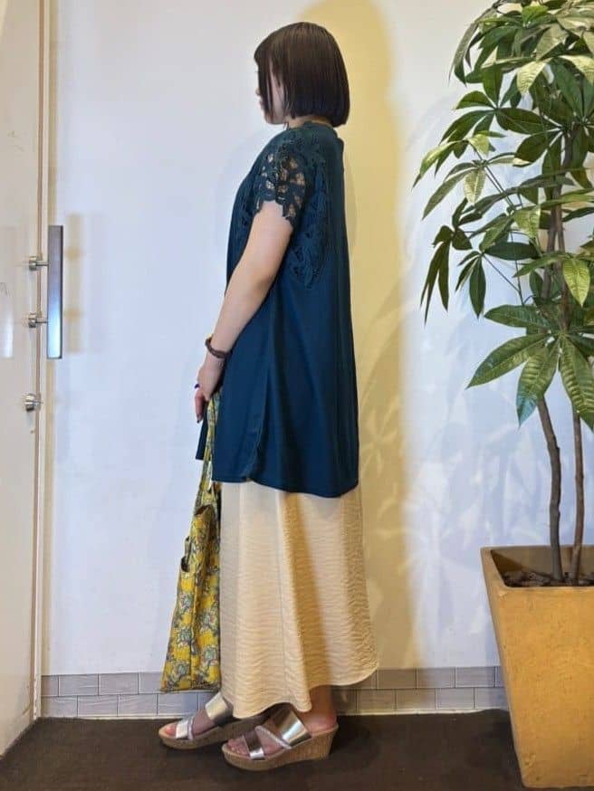 TOWAさんの「SHOO･LA･RUE｜【S-LL/ひんやり】さらっとタッチできれい見え ピンタックスカーチョ」を使ったコーディネート