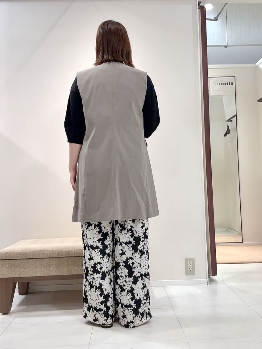 YUIさんの「UNTITLED｜【ウエストゴム/ワイド/柄】モノトーンフラワーパンツ」を使ったコーディネート