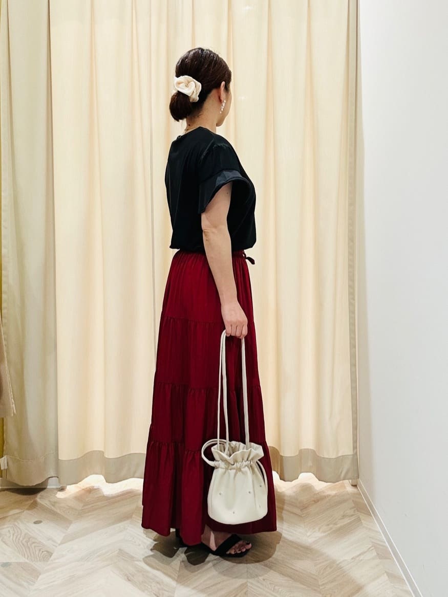 ちはるさんの「SHOO･LA･RUE｜【洗える/S-LL】微光沢で華やかなティアードスカート」を使ったコーディネート