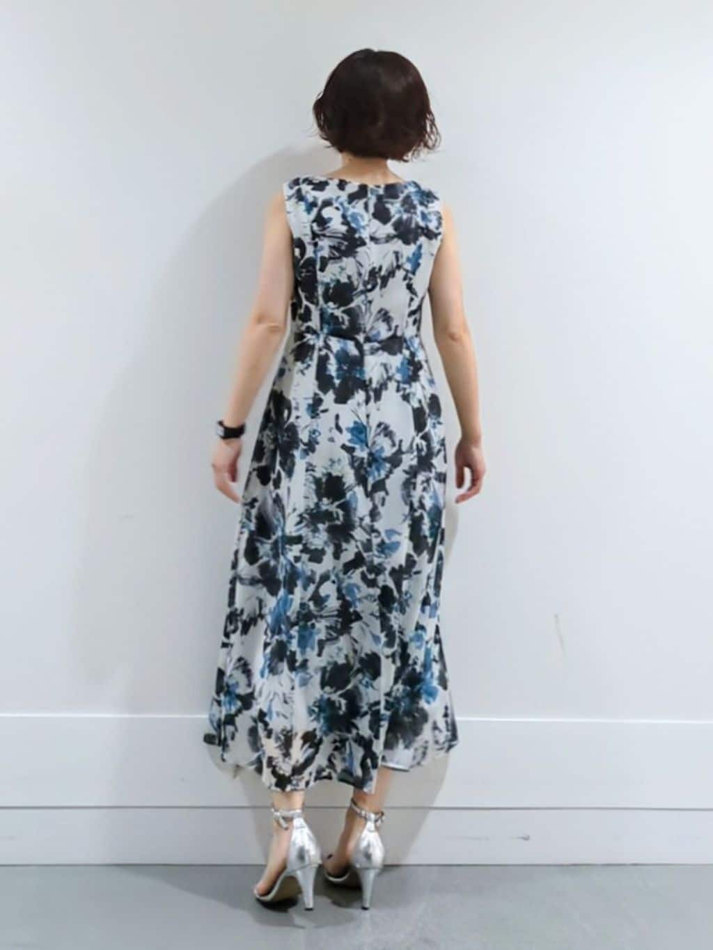ミズタさんの「UNTITLED｜【シアー/エレガント/花柄/夏ワンピ】ペイントフラワーワンピース」を使ったコーディネート
