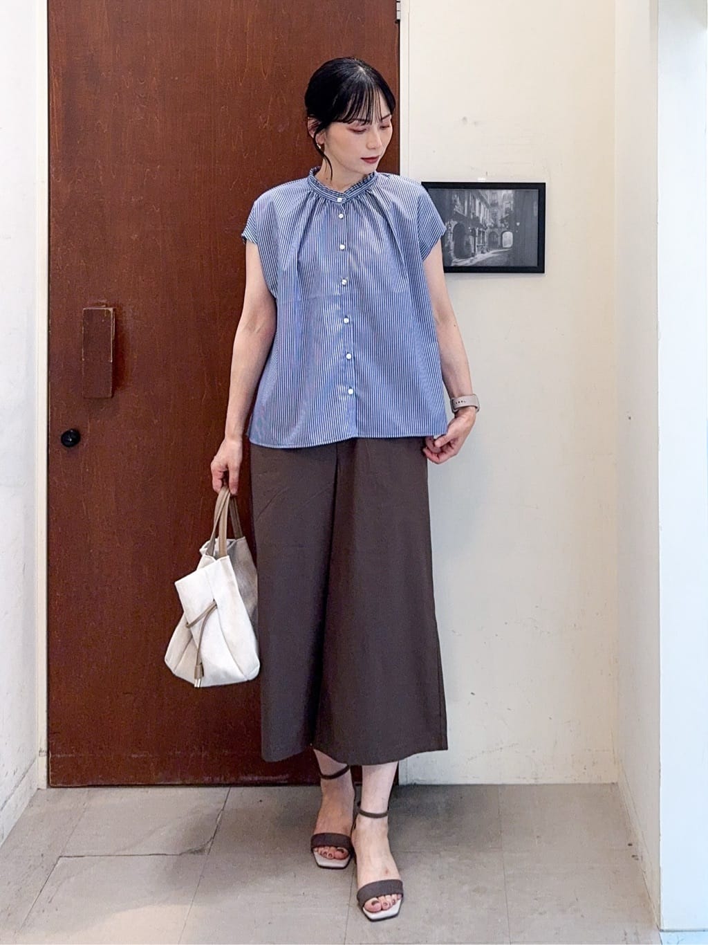 𝐇𝐢𝐫𝐨𝐦𝐢さんの「SHOO･LA･RUE｜【洗える/S-LL】プチフリル襟が女性らしい フレンチスリーブシャツ」を使ったコーディネート