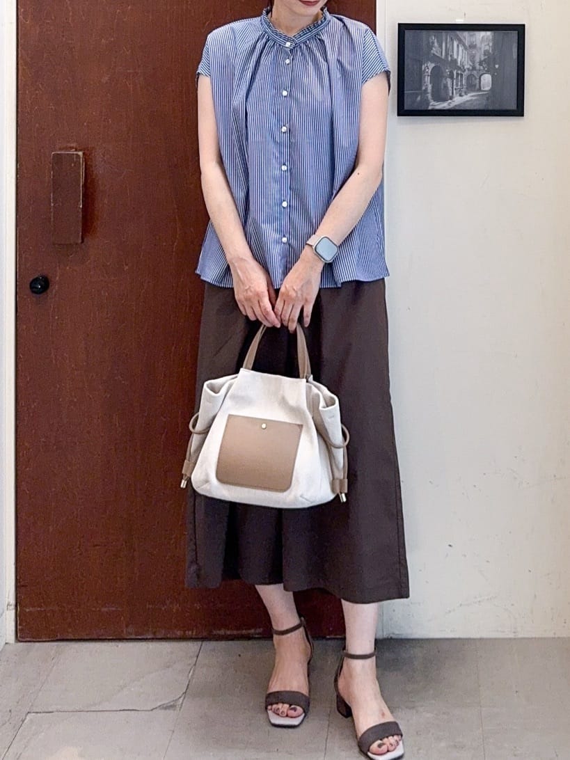 𝐇𝐢𝐫𝐨𝐦𝐢さんの「SHOO･LA･RUE｜【洗える/S-LL】プチフリル襟が女性らしい フレンチスリーブシャツ」を使ったコーディネート