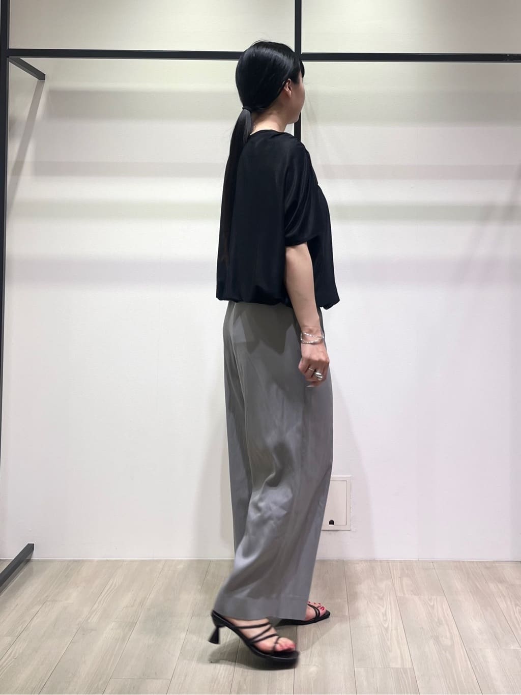 hasuさんの「INDIVI｜【洗える／体型カバー】シャーリングシアートップス」を使ったコーディネート