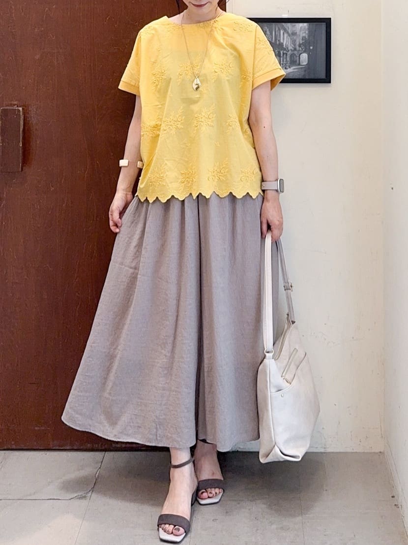 𝐇𝐢𝐫𝐨𝐦𝐢さんの「SHOO･LA･RUE｜【洗える/S-LL】インせず着られる さらっと大人上品 刺繍トップス」を使ったコーディネート