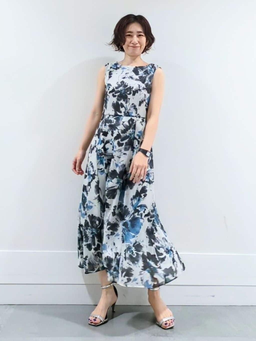 ミズタさんの「UNTITLED｜【シアー/エレガント/花柄/夏ワンピ】ペイントフラワーワンピース」を使ったコーディネート