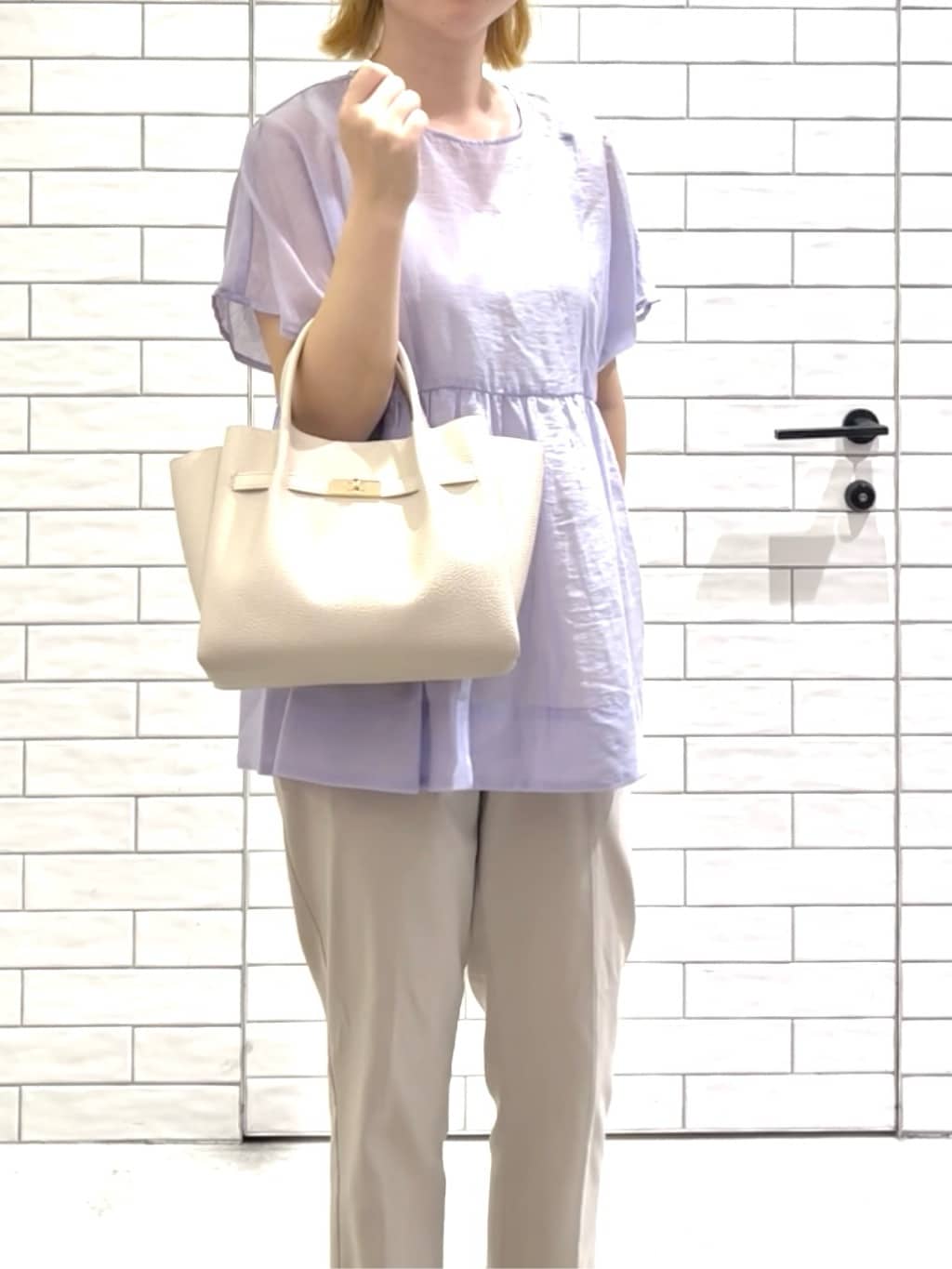 しおりさんの「OPAQUE.CLIP｜麻混シアーペプラムブラウス【洗濯機洗い可】」を使ったコーディネート