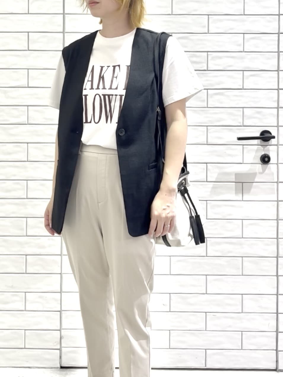 しおりさんの「OPAQUE.CLIP｜ロゴプリントTシャツ【洗濯機洗い可】」を使ったコーディネート