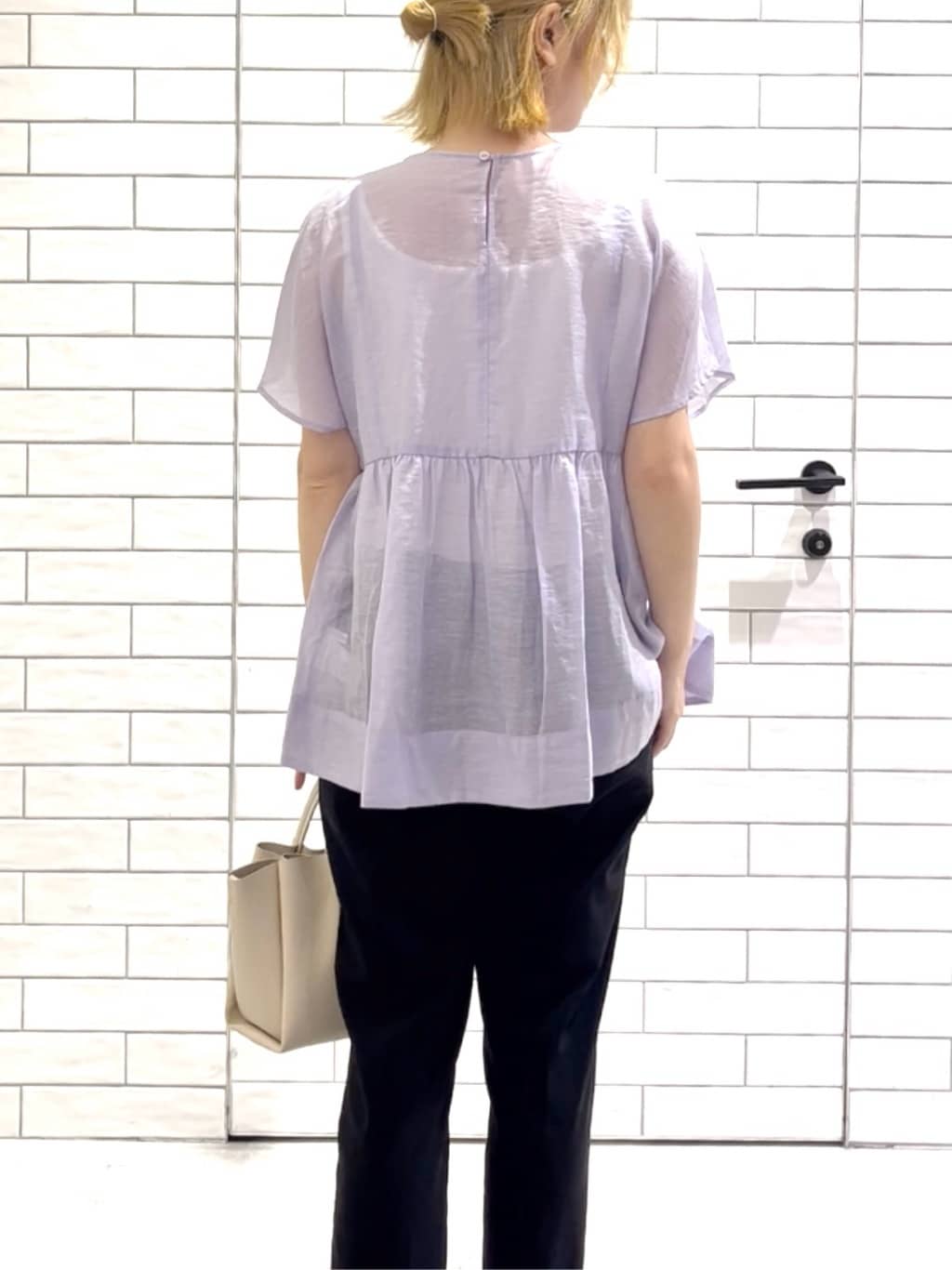 しおりさんの「OPAQUE.CLIP｜麻混シアーペプラムブラウス【洗濯機洗い可】」を使ったコーディネート