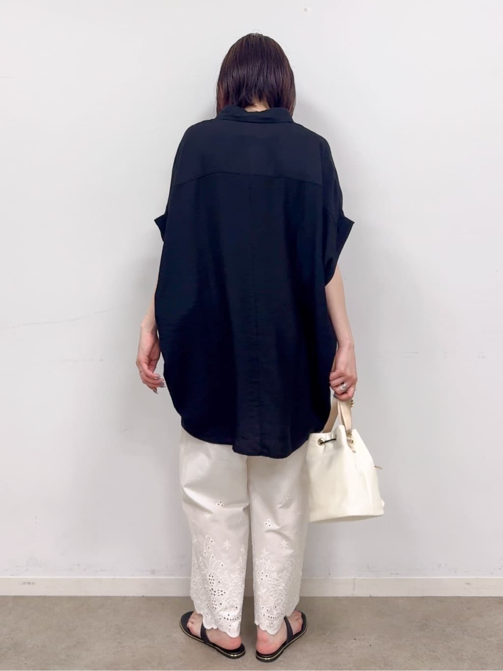 𝐜𝐡𝐢𝐤𝐚さんの「SHOO･LA･RUE｜【ひんやり】すっきりきれいに体型カバー コクーンシルエットワンピース」を使ったコーディネート