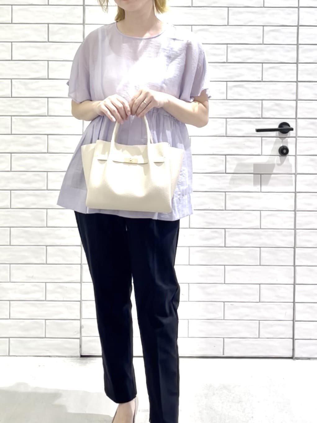しおりさんの「OPAQUE.CLIP｜麻混シアーペプラムブラウス【洗濯機洗い可】」を使ったコーディネート