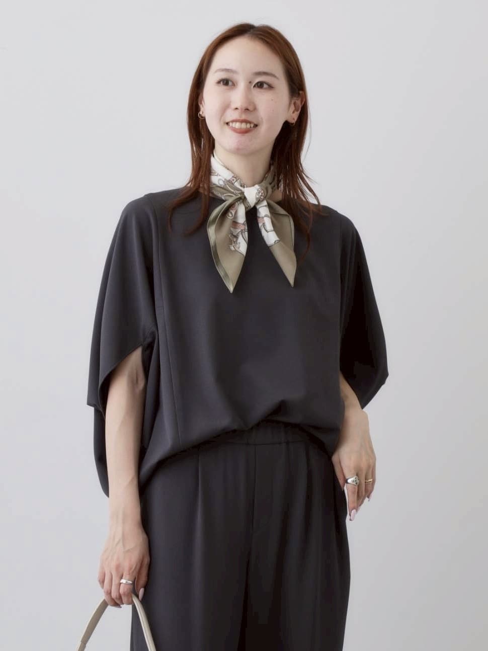 mitsukiさんの「INDIVI｜【体型カバー/SETUP可能】ジョーゼット　ドルマンブラウス」を使ったコーディネート