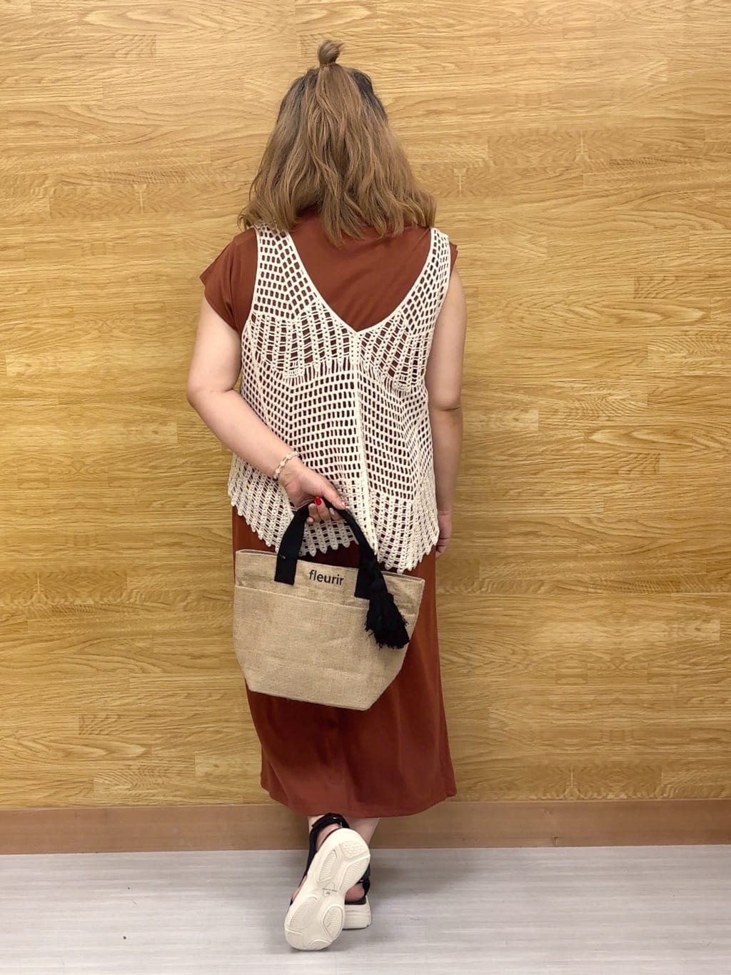 ぁむさんの「SHOO･LA･RUE｜【2点セット】クロシェ編みレースベスト＋Tシャツワンピースセット」を使ったコーディネート