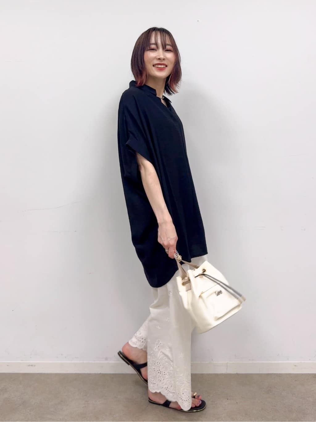 𝐜𝐡𝐢𝐤𝐚さんの「SHOO･LA･RUE｜【ひんやり】すっきりきれいに体型カバー コクーンシルエットワンピース」を使ったコーディネート