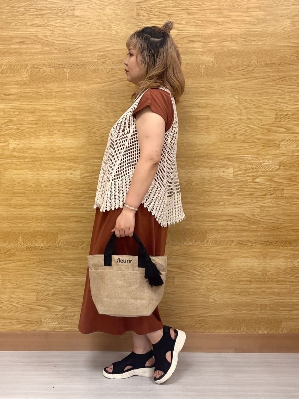 ぁむさんの「SHOO･LA･RUE｜【2点セット】クロシェ編みレースベスト＋Tシャツワンピースセット」を使ったコーディネート