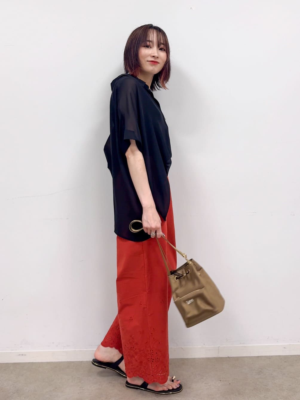 𝐜𝐡𝐢𝐤𝐚さんの「SHOO･LA･RUE｜【S-LL】華やかさをプラスする 裾刺繍ストレートパンツ」を使ったコーディネート