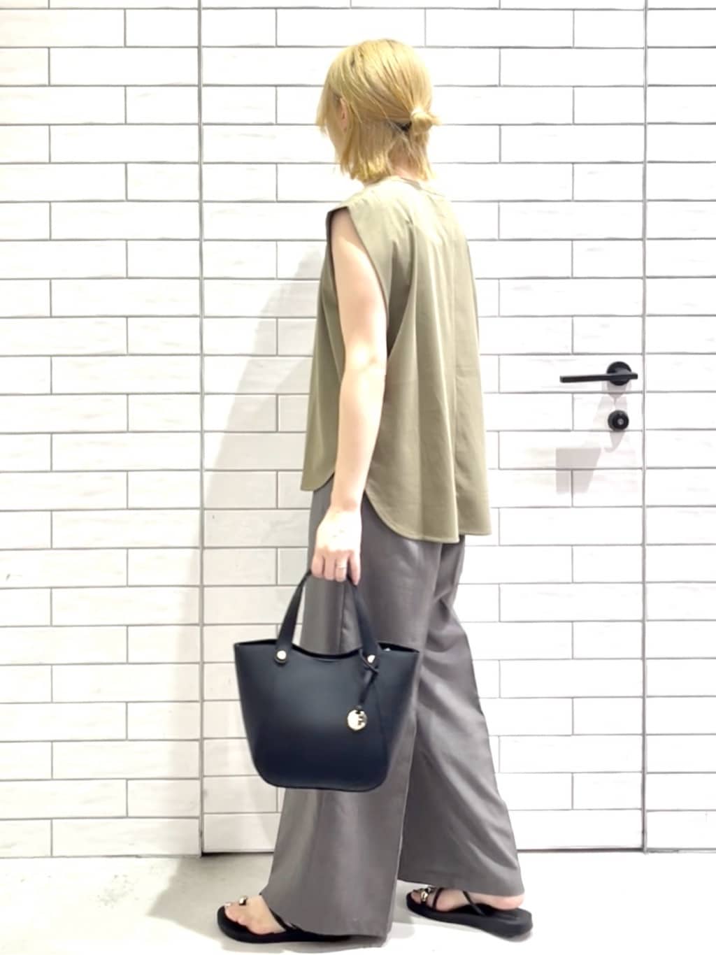しおりさんの「OPAQUE.CLIP｜ボクシーノースリーブカットソー【洗濯機洗い可】」を使ったコーディネート