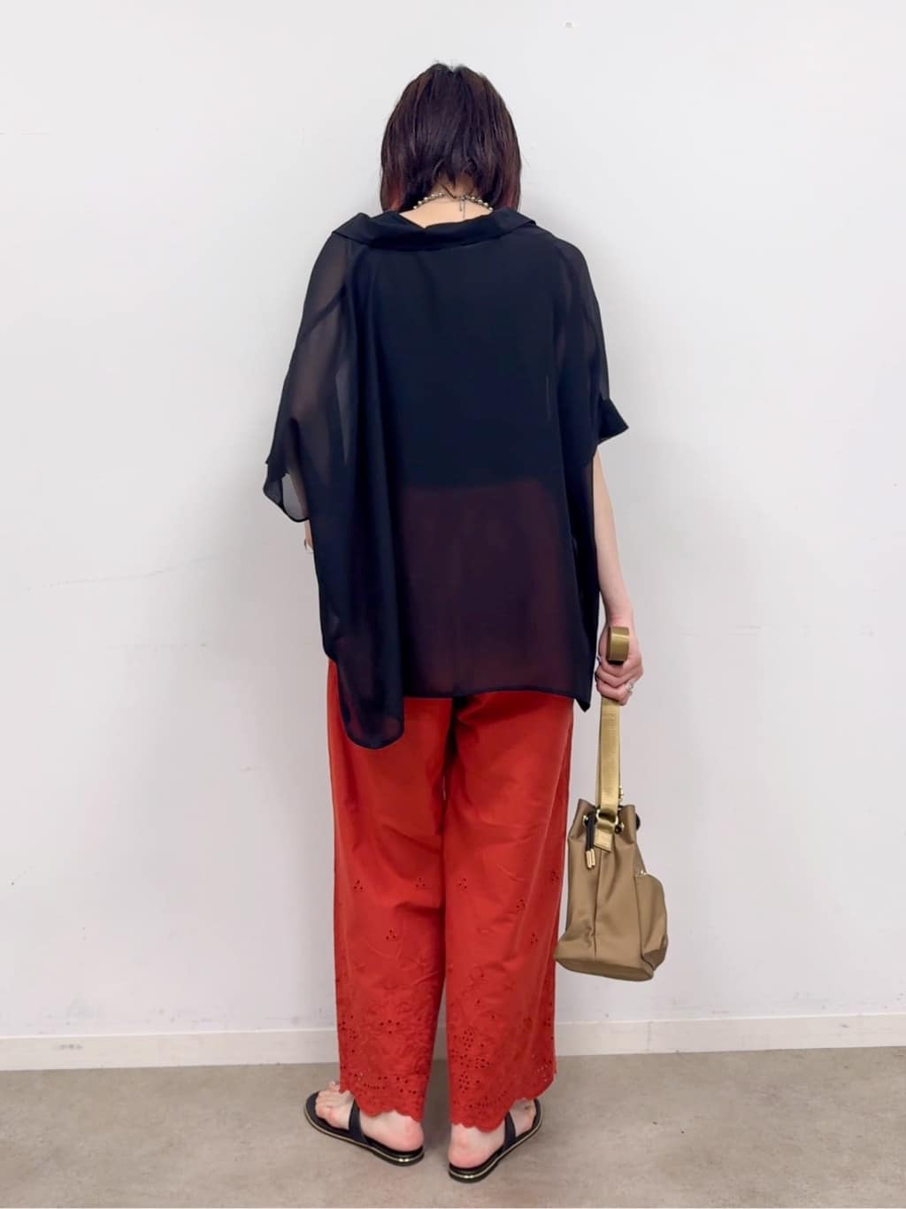 𝐜𝐡𝐢𝐤𝐚さんの「SHOO･LA･RUE｜【S-LL】華やかさをプラスする 裾刺繍ストレートパンツ」を使ったコーディネート