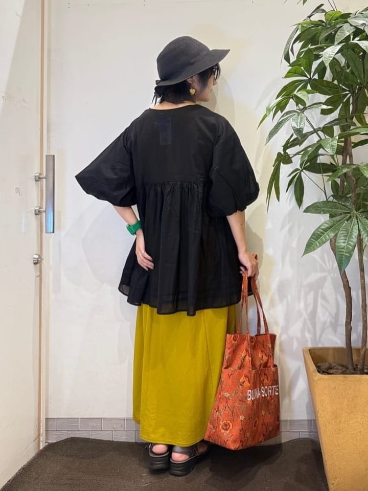 misakiさんの「SHOO･LA･RUE｜【S-LL】一枚で着映え バルーンスリーブブラウス」を使ったコーディネート