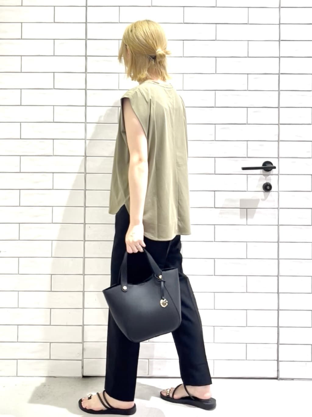 しおりさんの「OPAQUE.CLIP｜ボクシーノースリーブカットソー【洗濯機洗い可】」を使ったコーディネート