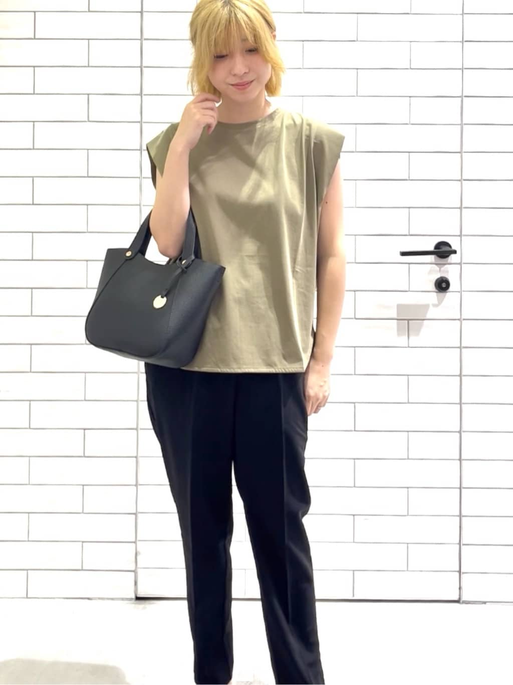 しおりさんの「OPAQUE.CLIP｜ボクシーノースリーブカットソー【洗濯機洗い可】」を使ったコーディネート