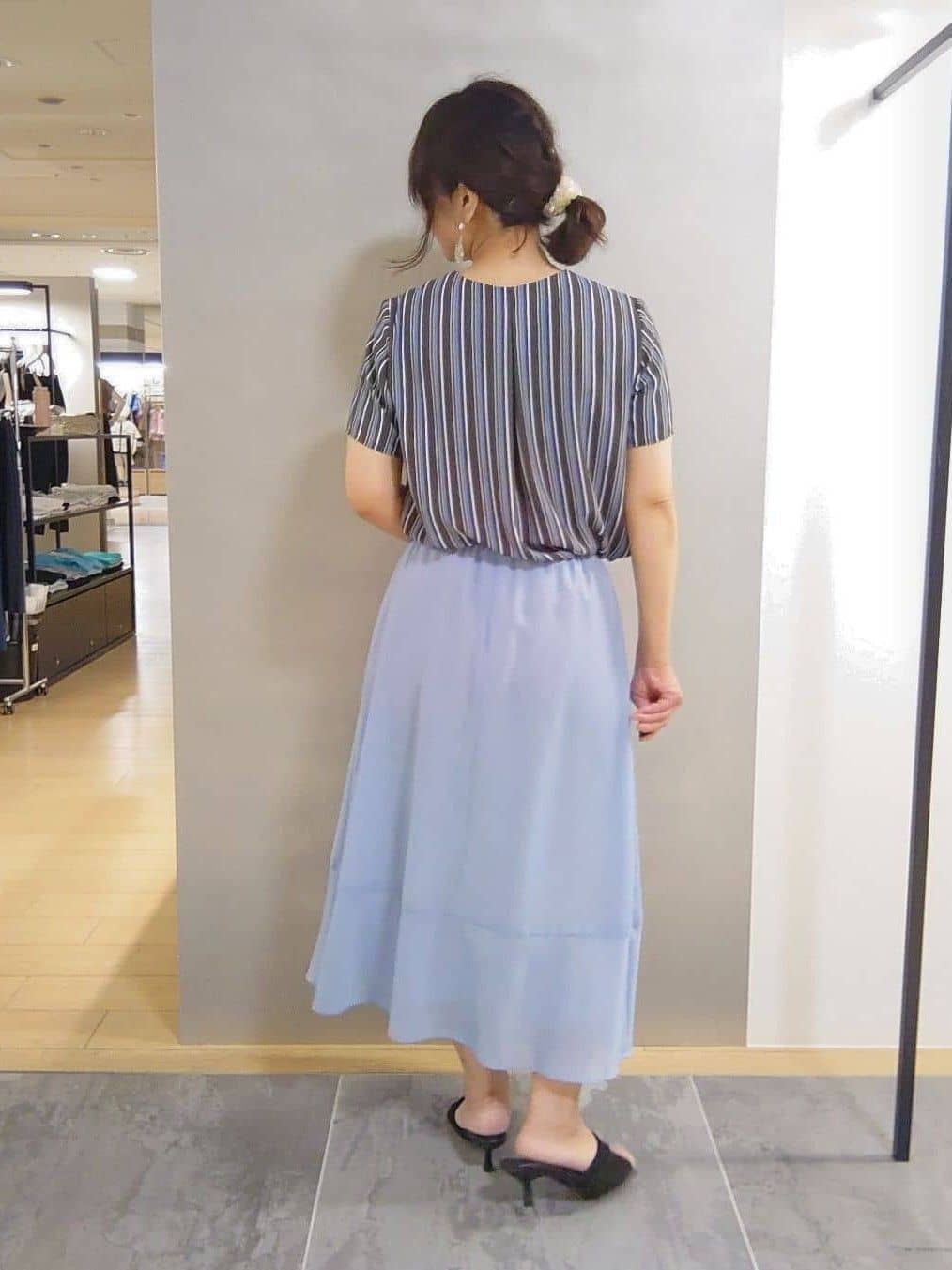 TOMOMIさんの「INDIVI｜【洗える／通勤】無地＆マルチストライプ柄Vネックブラウス」を使ったコーディネート