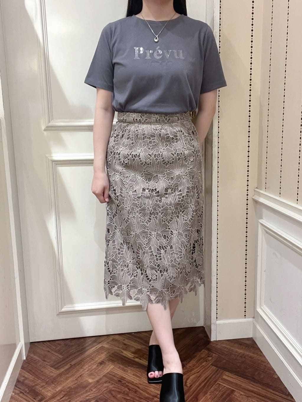 Hitomiさんの「index｜スパンコール刺繍ロゴTシャツ【洗濯機洗い可／接触冷感／UVケア】」を使ったコーディネート