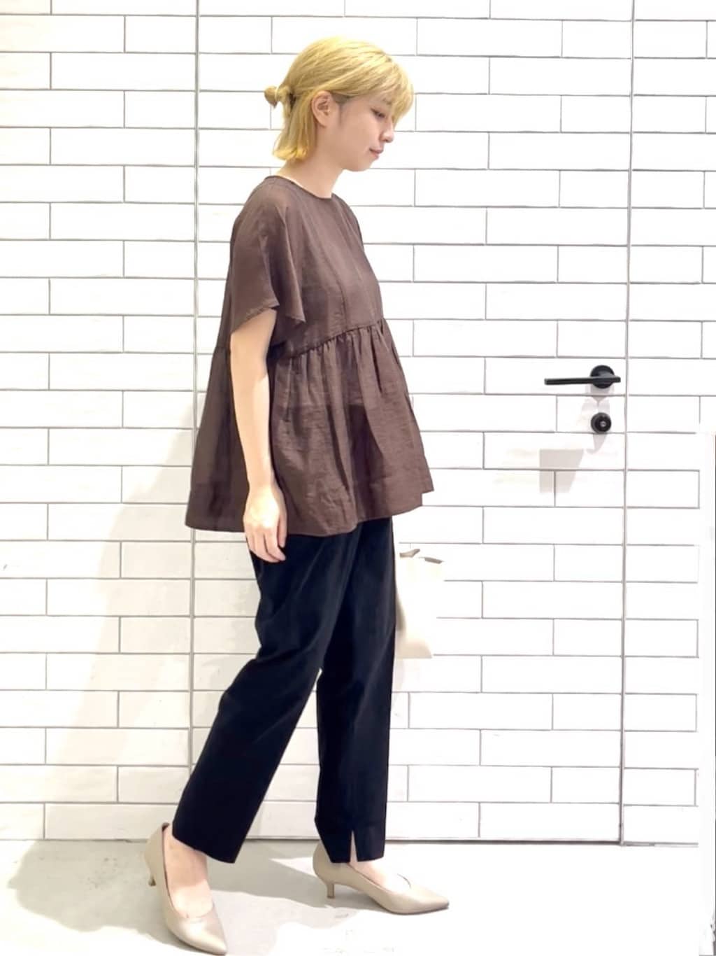 しおりさんの「OPAQUE.CLIP｜麻混シアーペプラムブラウス【洗濯機洗い可】」を使ったコーディネート
