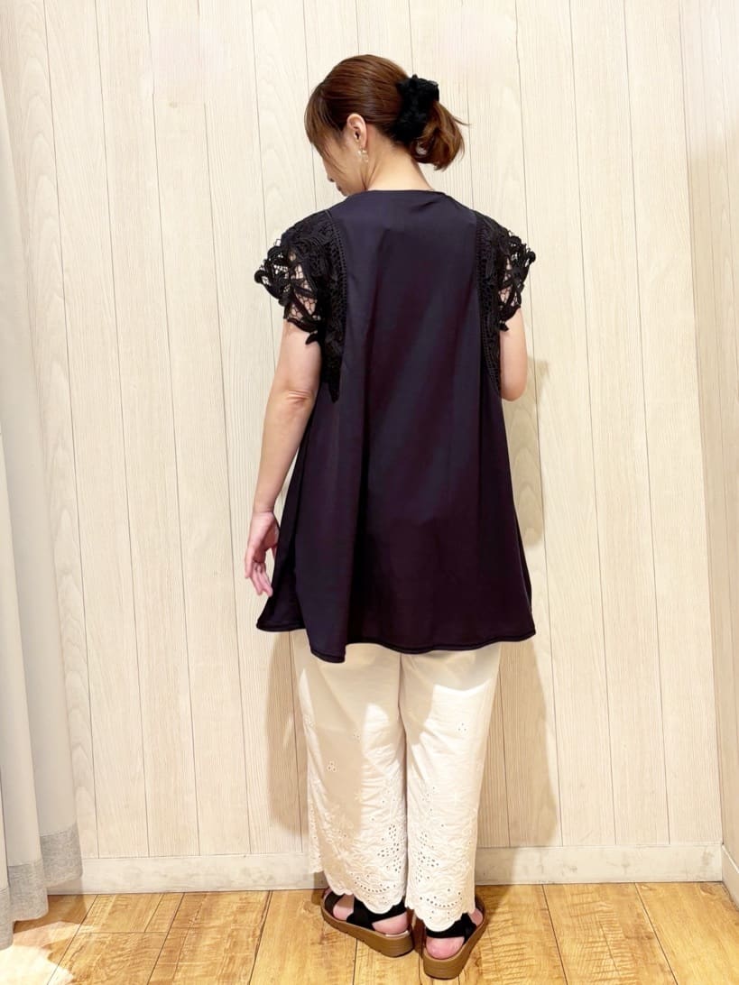 あいこさんの「SHOO･LA･RUE｜【S-LL】華やかさをプラスする 裾刺繍ストレートパンツ」を使ったコーディネート